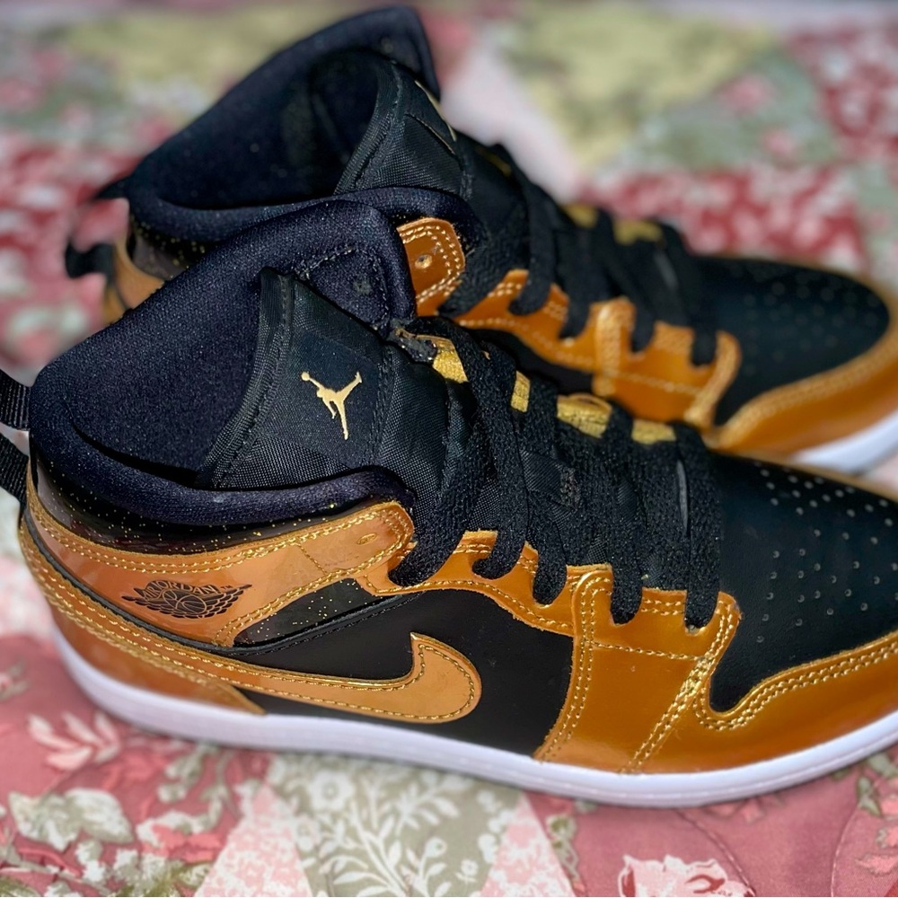 Jordan 1 Mid SE Metallic Gold Black